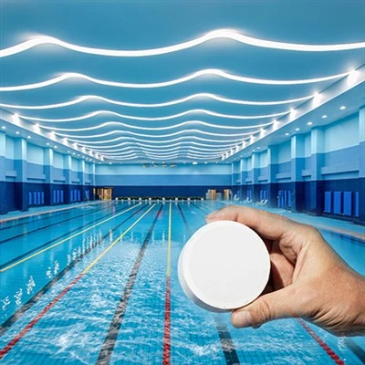 Piscina de rápida efervescencia 90% TCCA con agua limpia